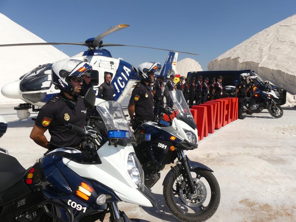 Diversos agentes motorizados y de otras unidades posando delante de un helicóptero de la Policía Nacional. 